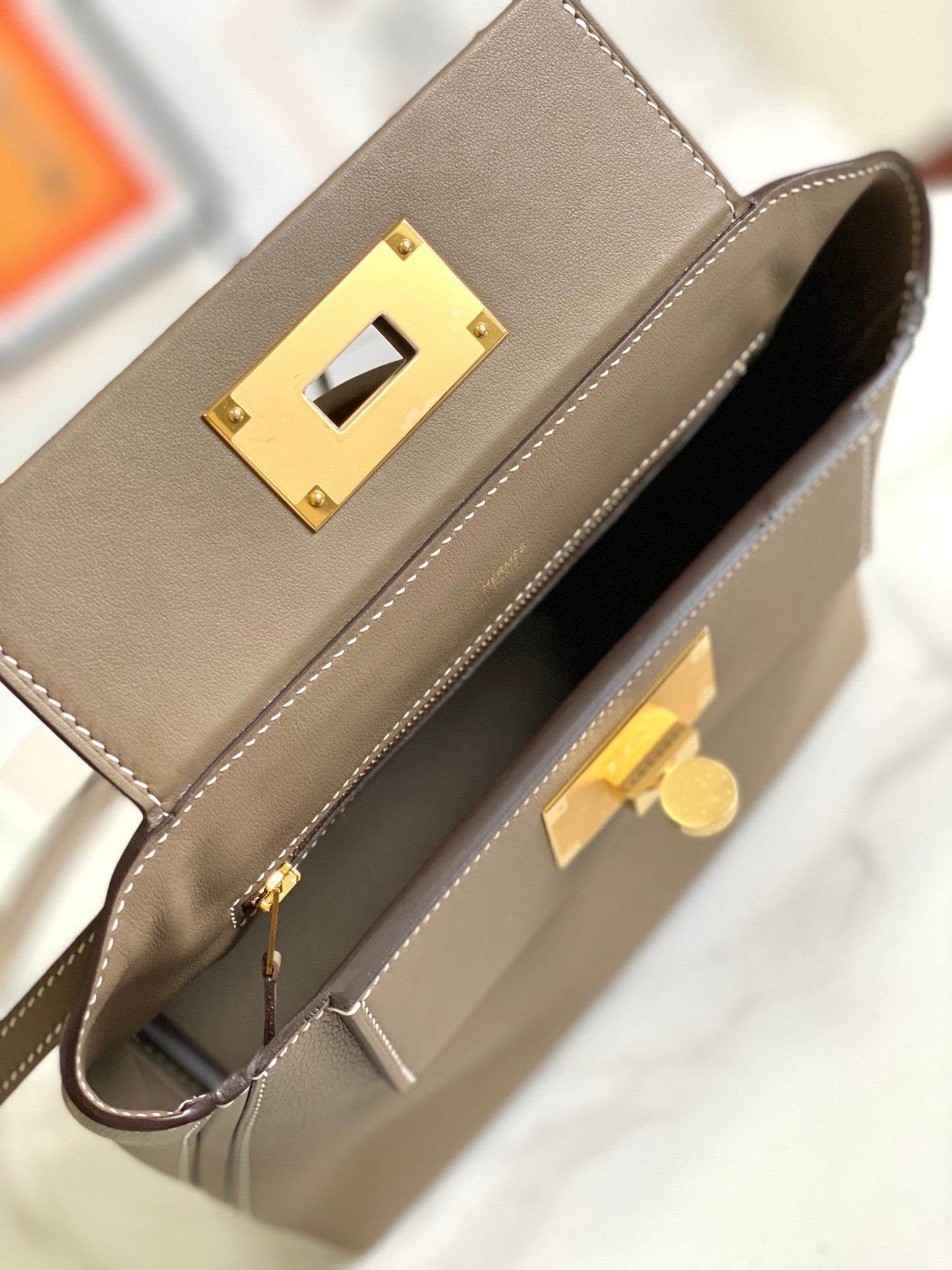 Bolso mini HM 24/24 de 21 cm, piel Etoupe Evercolor, herrajes dorados