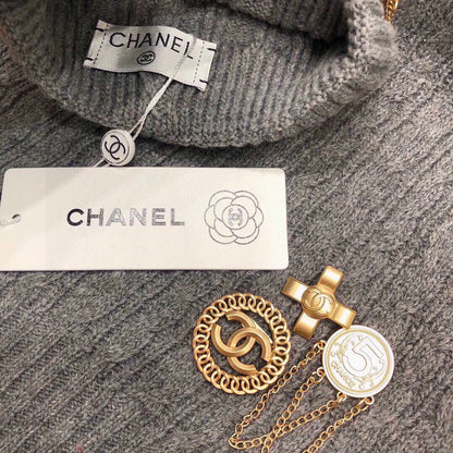 CONJUNTO DE TRES PIEZAS EN CACHEMIR GRIS TIBURÓN 424000 