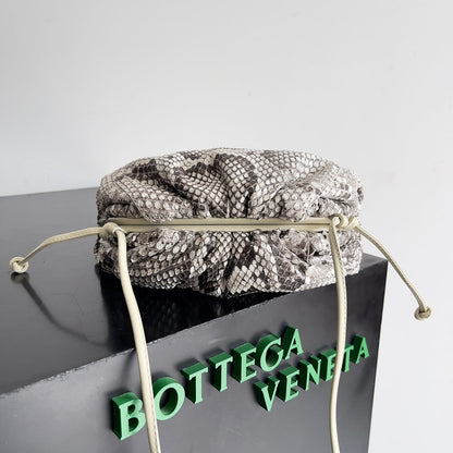 Mini sac pochette BV 22 cm en python avec finitions en cuir 209316