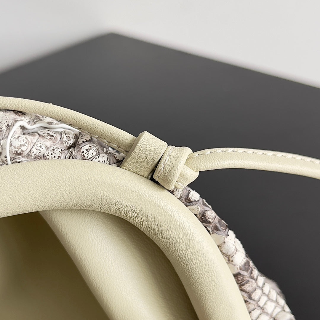 Mini sac pochette BV 22 cm en python avec finitions en cuir 209316
