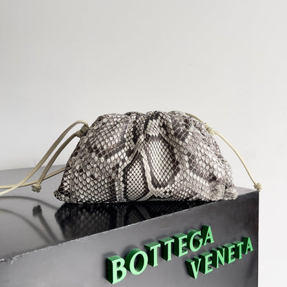 Mini sac pochette BV 22 cm en python avec finitions en cuir 209316