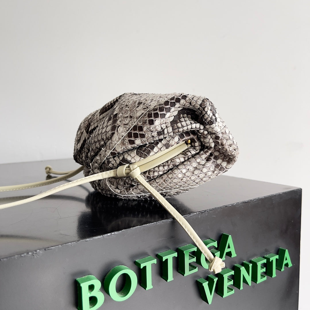 Mini sac pochette BV 22 cm en python avec finitions en cuir 209316