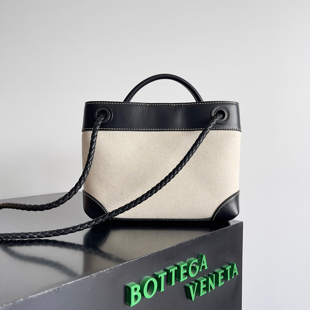 BV Andiamo 25 pequeño en lona beige y piel de becerro negra 209015