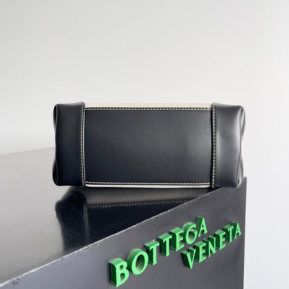 BV Andiamo 25 pequeño en lona beige y piel de becerro negra 209015