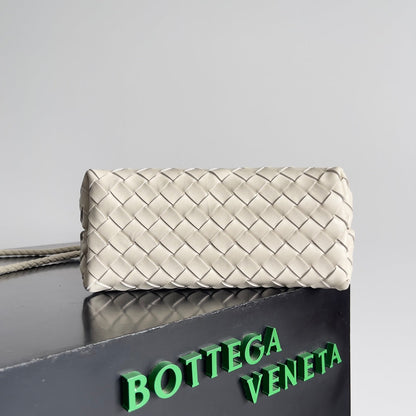 BV Small Andiamo 25 en piel de cordero color crema Ghw 249677