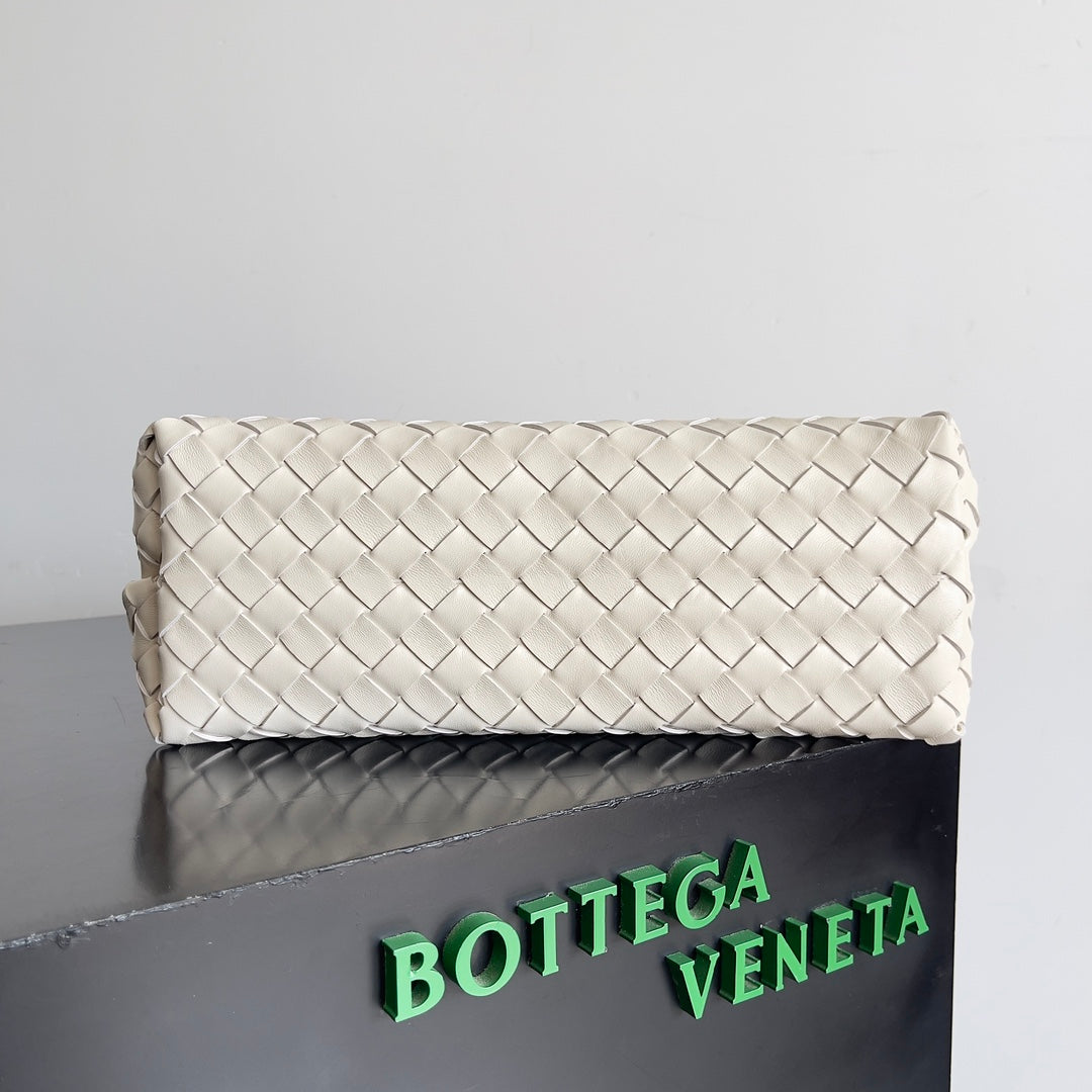 BV Medium Andiamo 32 En Piel De Cordero Crema Ghw 209094