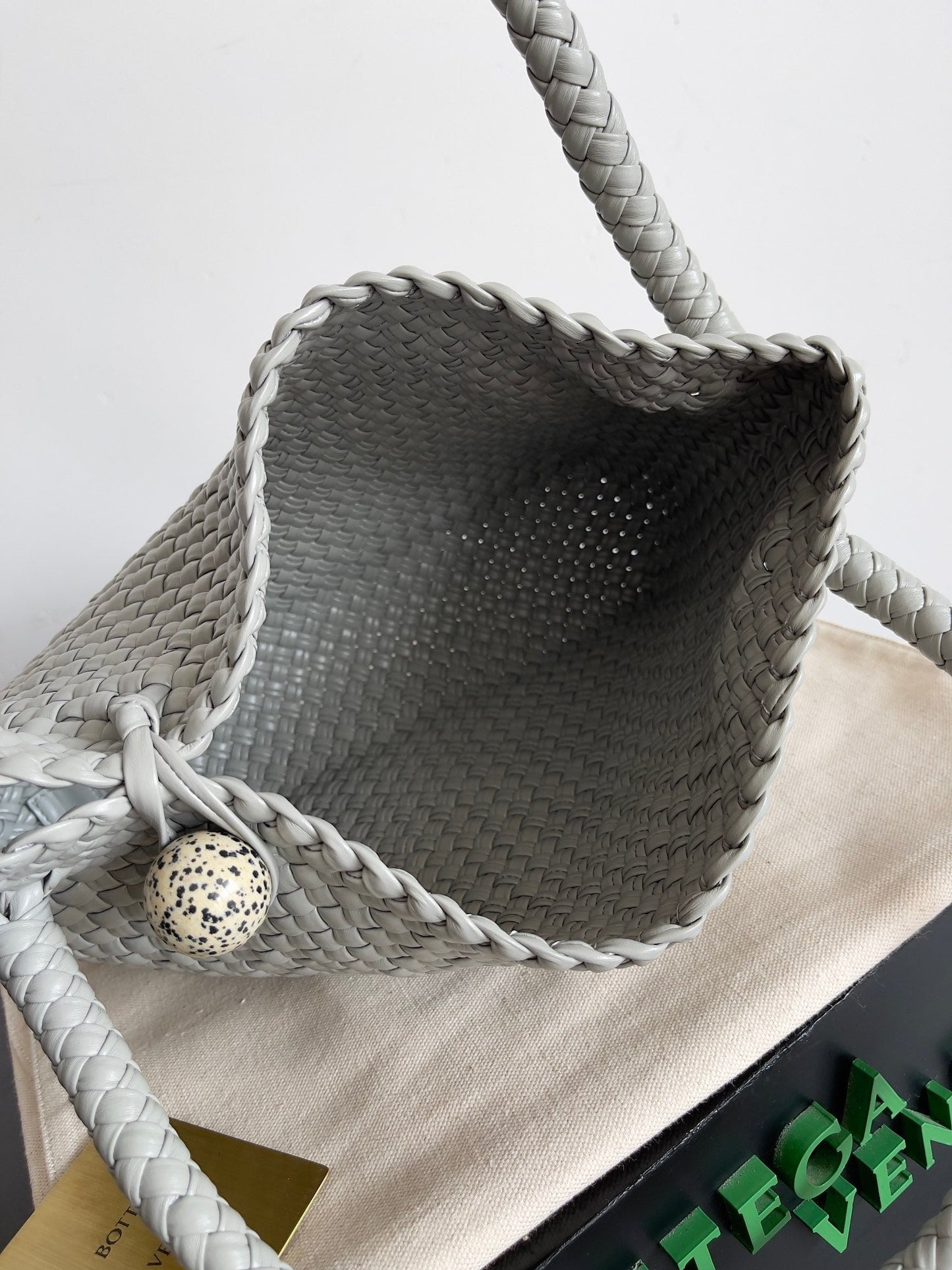 Bolso BV Tosca 27 en piel de becerro gris 209074 Mejor versión