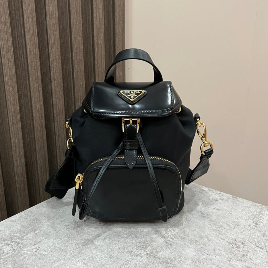 MINI SAC À DOS 18 EN RE-NYLON NOIR ET CUIR DE VEAU BRILLANT QUINCAILLERIE DORÉ