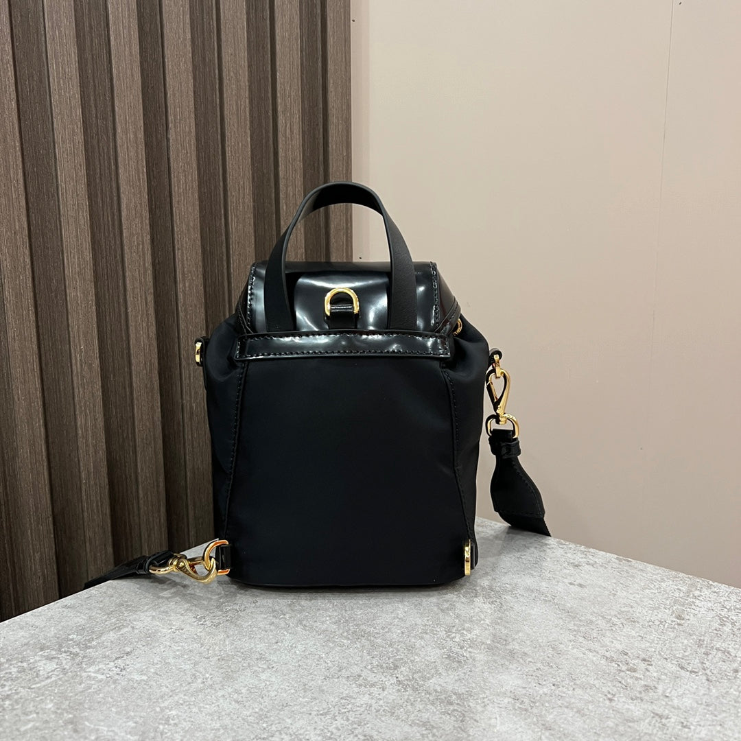 MINI SAC À DOS 18 EN RE-NYLON NOIR ET CUIR DE VEAU BRILLANT QUINCAILLERIE DORÉ