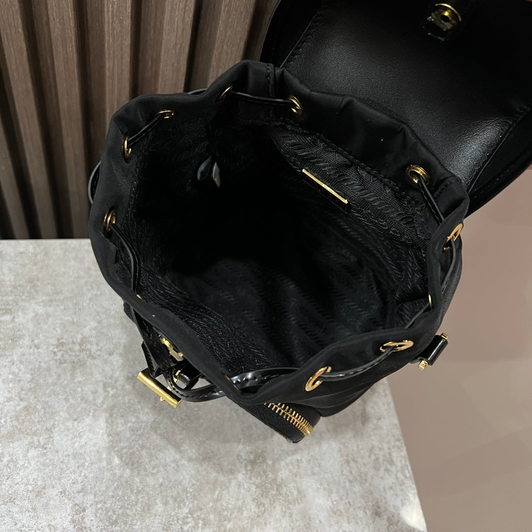 MINI SAC À DOS 18 EN RE-NYLON NOIR ET CUIR DE VEAU BRILLANT QUINCAILLERIE DORÉ