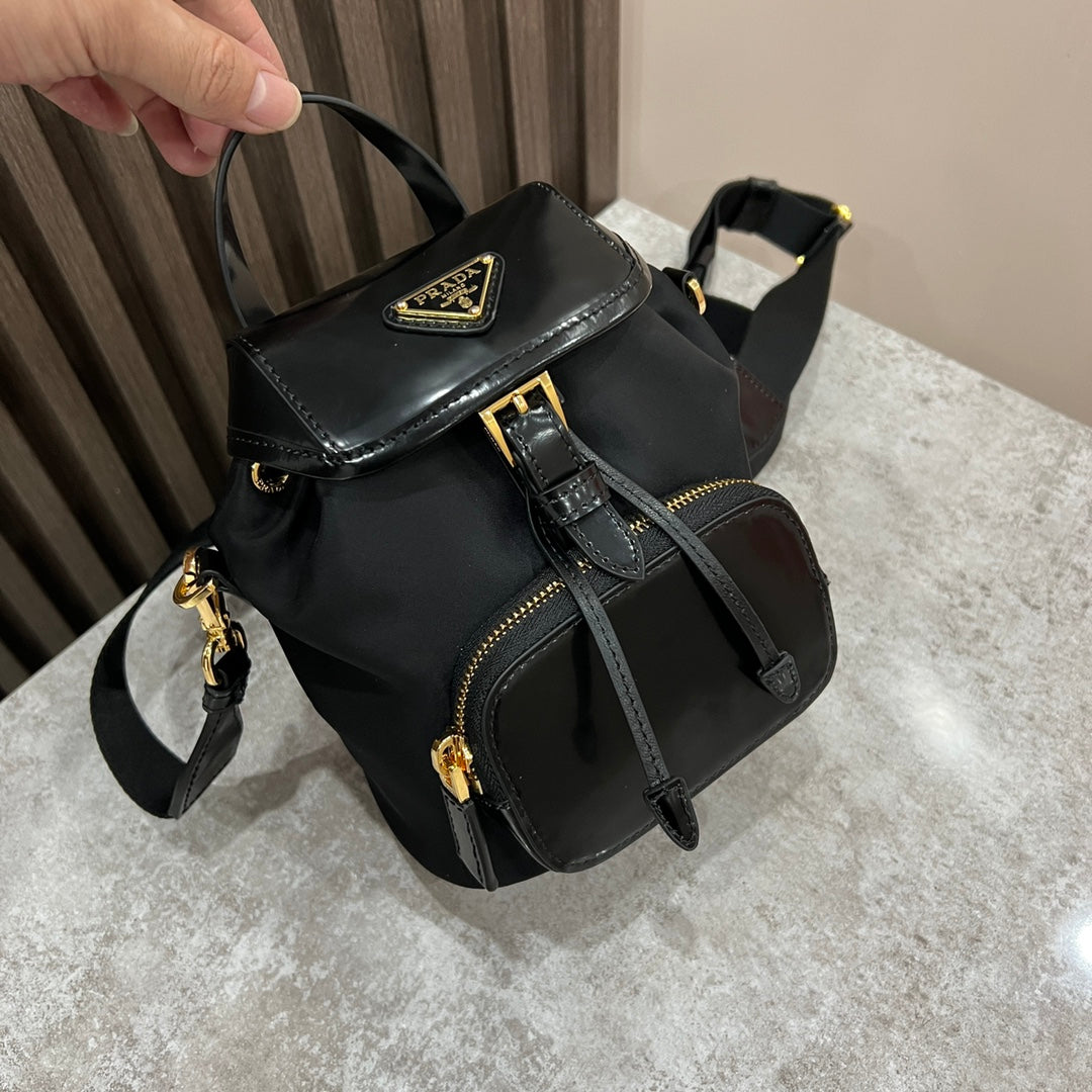 MINI SAC À DOS 18 EN RE-NYLON NOIR ET CUIR DE VEAU BRILLANT QUINCAILLERIE DORÉ
