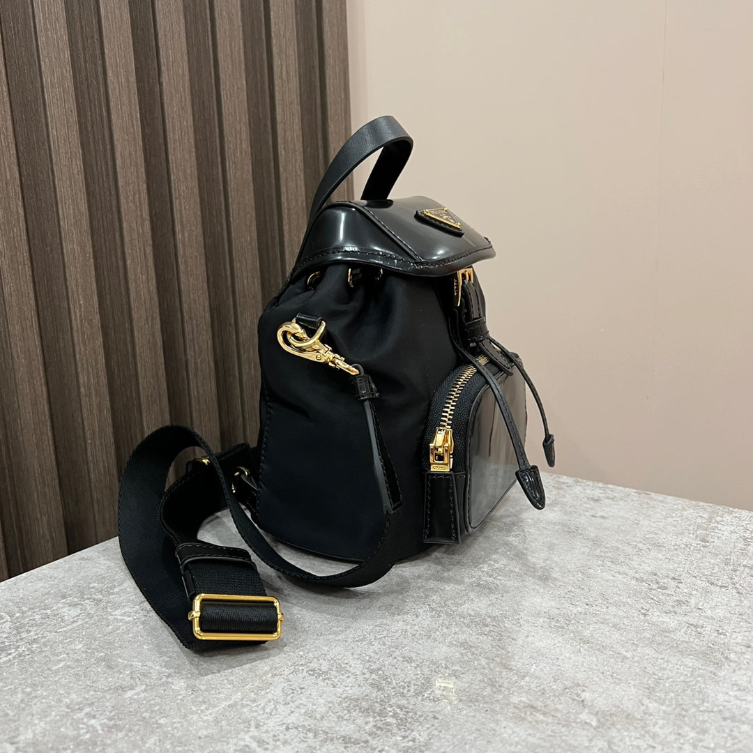 MINI SAC À DOS 18 EN RE-NYLON NOIR ET CUIR DE VEAU BRILLANT QUINCAILLERIE DORÉ