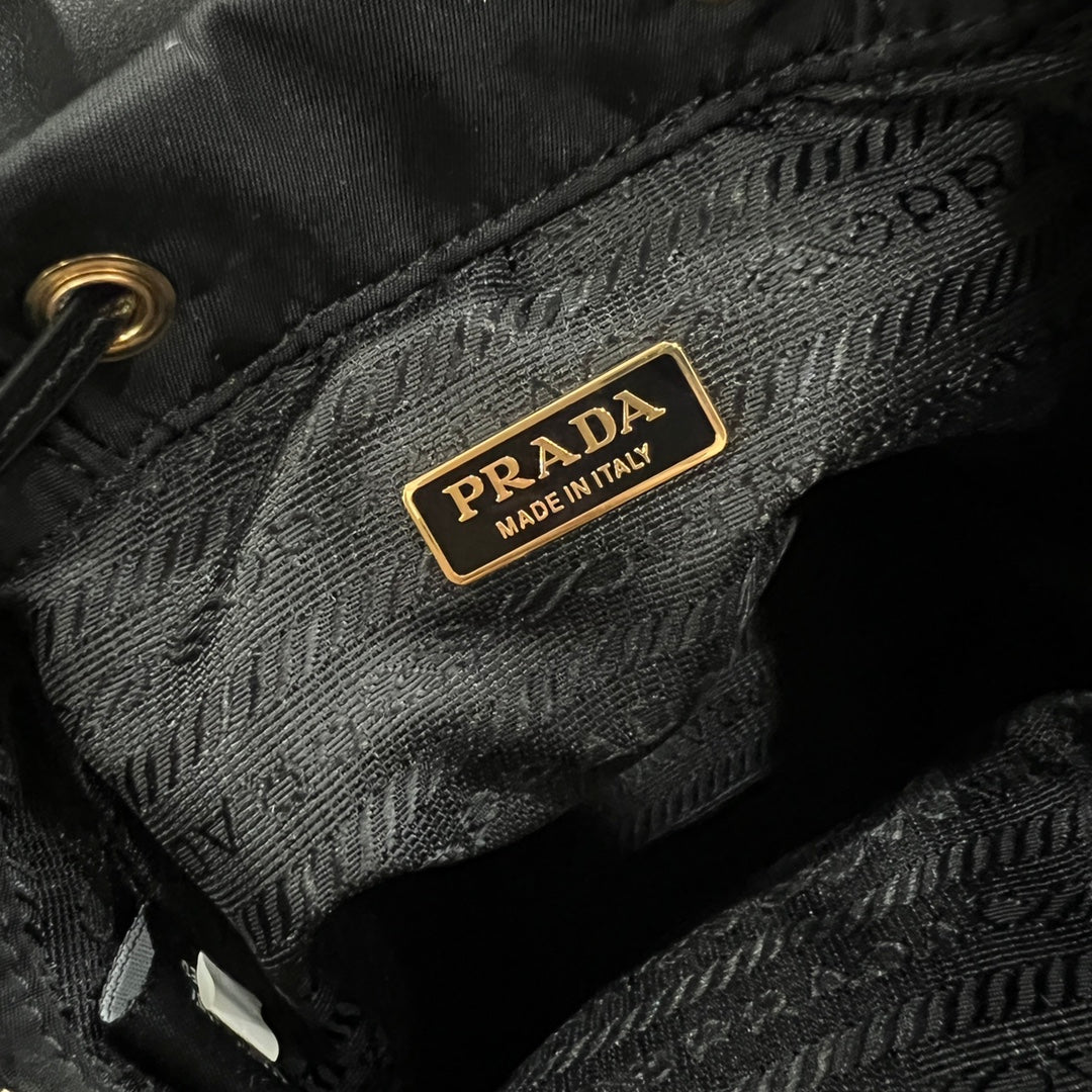 MINI SAC À DOS 18 EN RE-NYLON NOIR ET CUIR DE VEAU BRILLANT QUINCAILLERIE DORÉ
