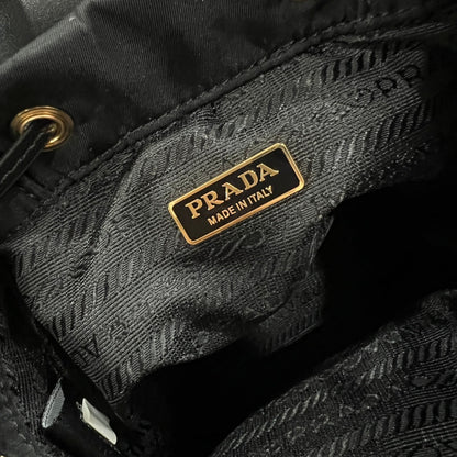 MINI SAC À DOS 18 EN RE-NYLON NOIR ET CUIR DE VEAU BRILLANT QUINCAILLERIE DORÉ
