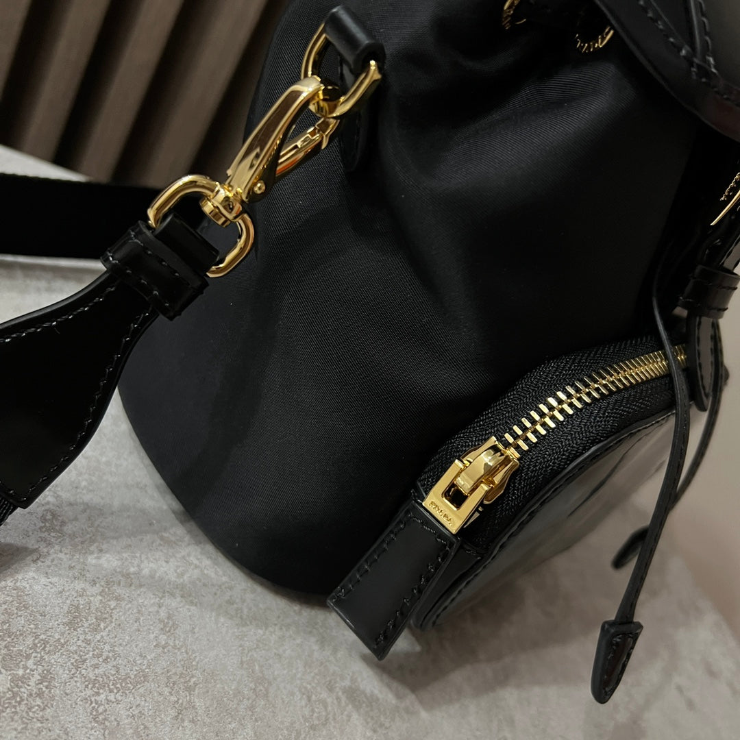 MINI SAC À DOS 18 EN RE-NYLON NOIR ET CUIR DE VEAU BRILLANT QUINCAILLERIE DORÉ
