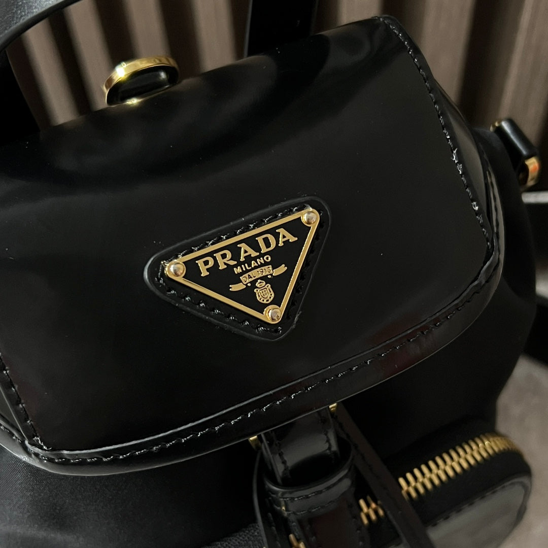 MINI SAC À DOS 18 EN RE-NYLON NOIR ET CUIR DE VEAU BRILLANT QUINCAILLERIE DORÉ