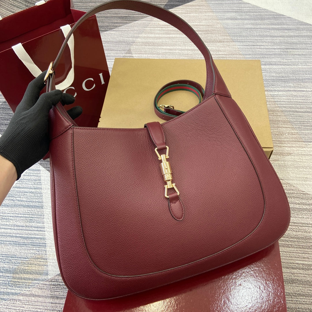 Grand sac bandoulière Jackie 40 en cuir de veau bordeaux et rouge, matériel doré
