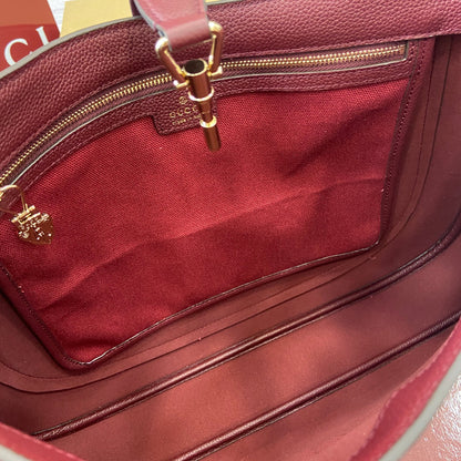 Grand sac bandoulière Jackie 40 en cuir de veau bordeaux et rouge, matériel doré