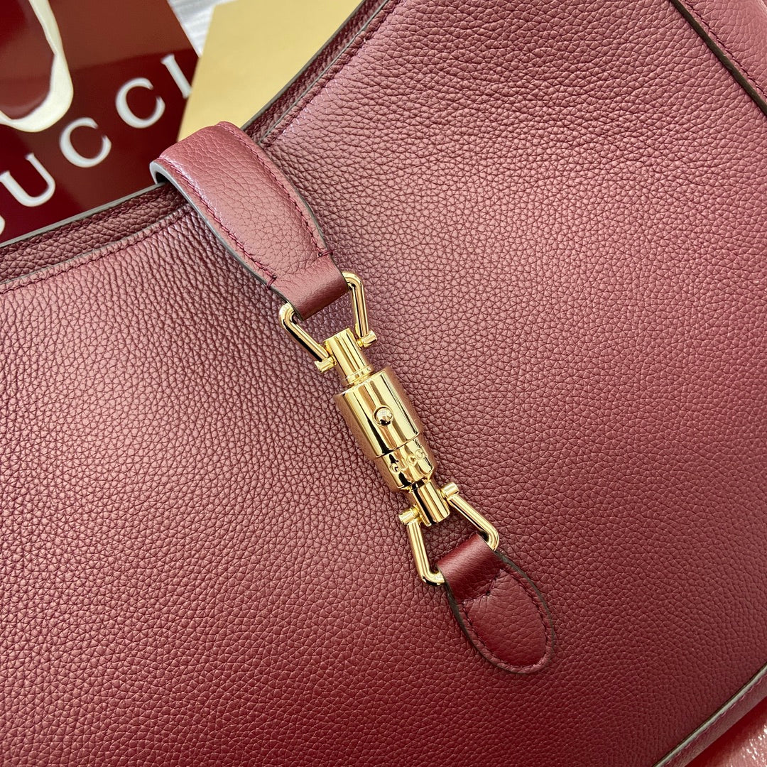 Grand sac bandoulière Jackie 40 en cuir de veau bordeaux et rouge, matériel doré
