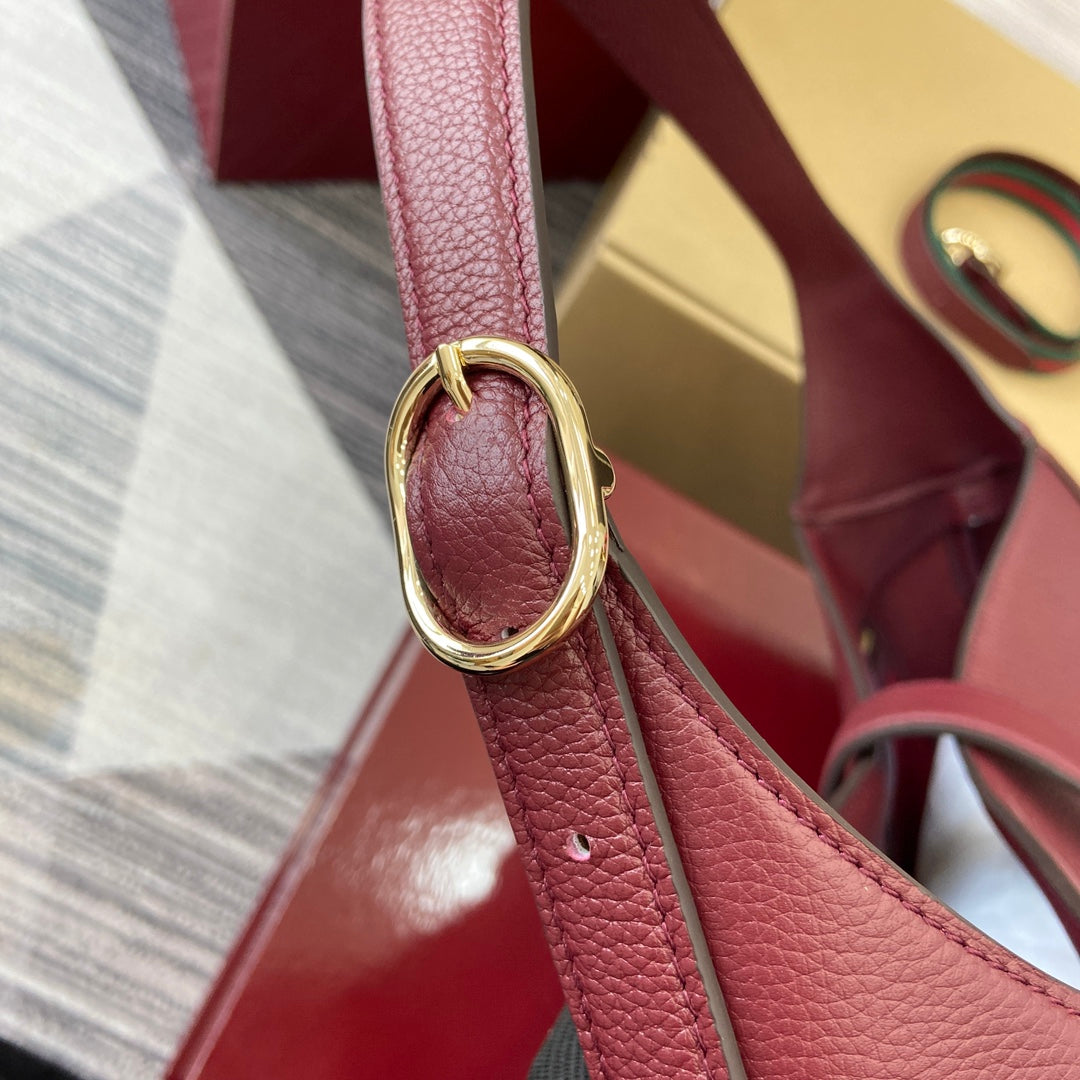 Grand sac bandoulière Jackie 40 en cuir de veau bordeaux et rouge, matériel doré