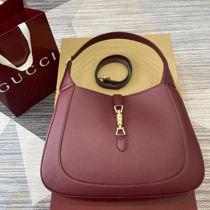 Grand sac bandoulière Jackie 40 en cuir de veau bordeaux et rouge, matériel doré
