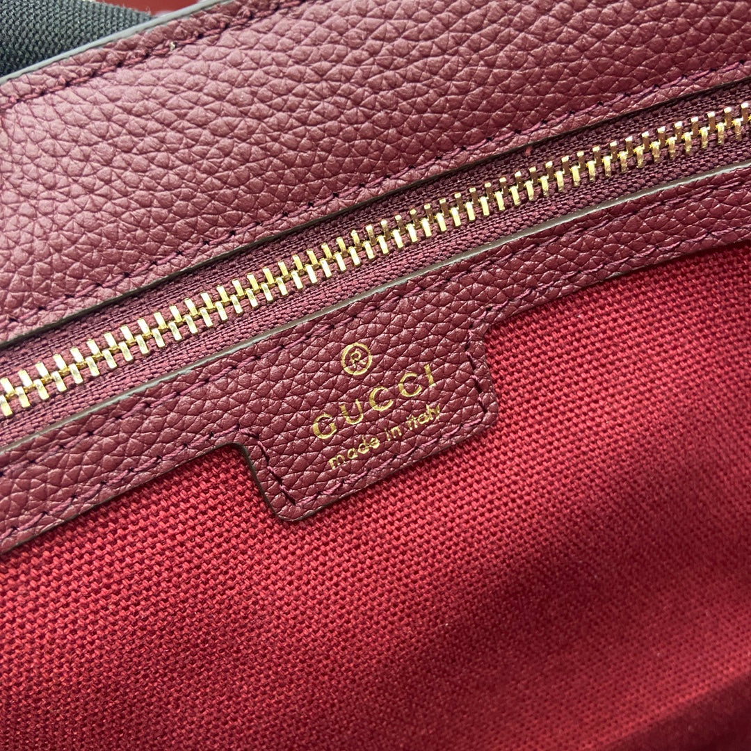 Grand sac bandoulière Jackie 40 en cuir de veau bordeaux et rouge, matériel doré