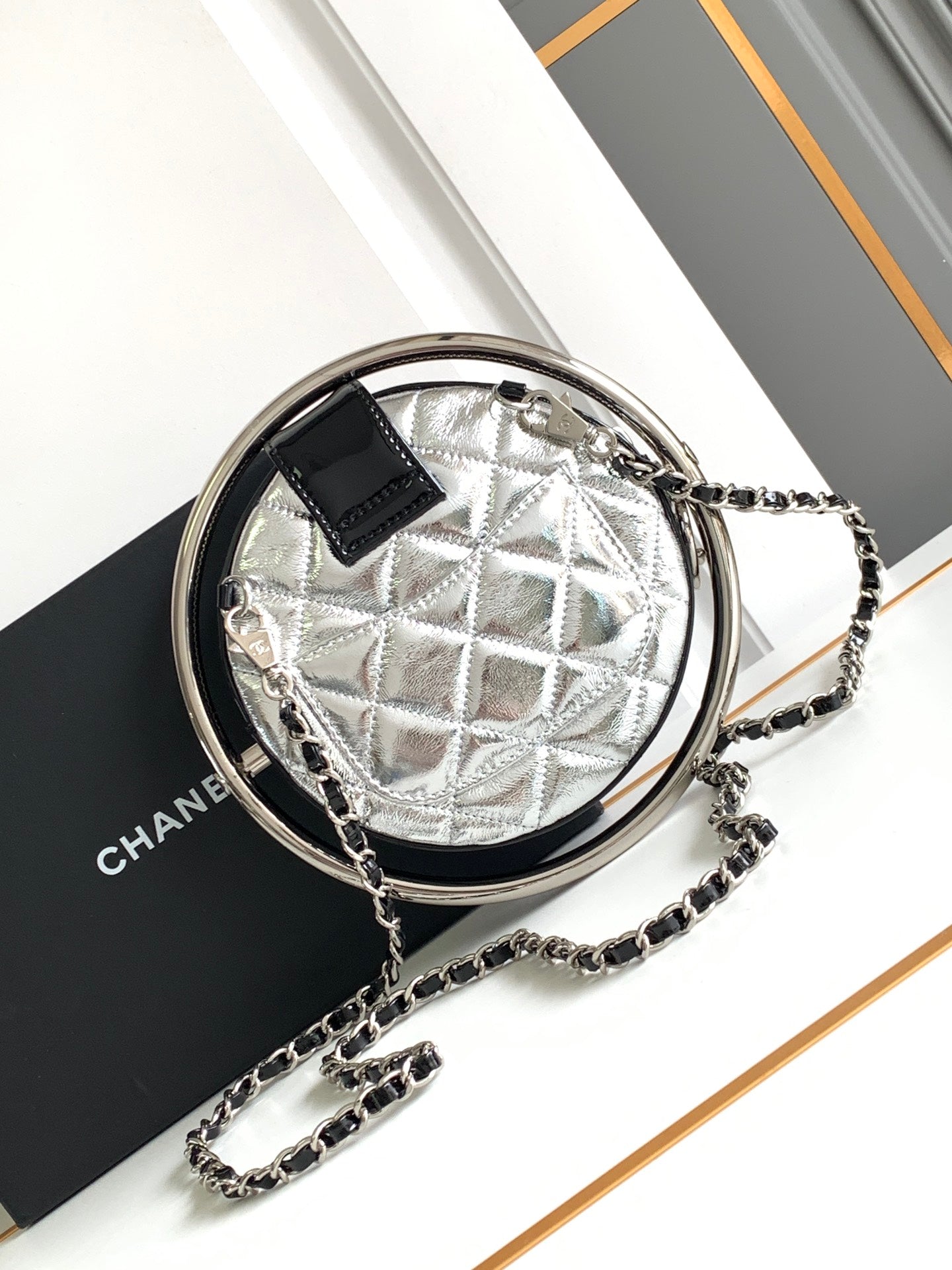Sac à chaîne CC MINI 18 EARTH GLOBE ORB en cuir de veau argenté