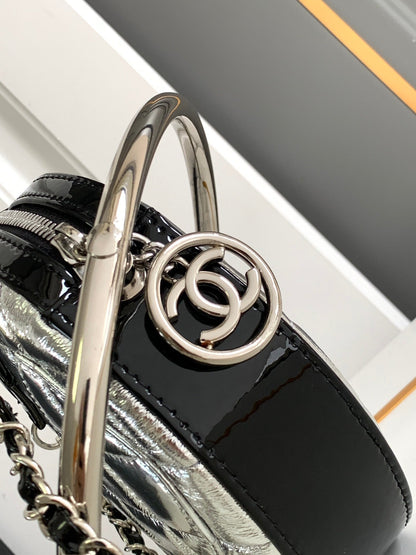 Sac à chaîne CC MINI 18 EARTH GLOBE ORB en cuir de veau argenté