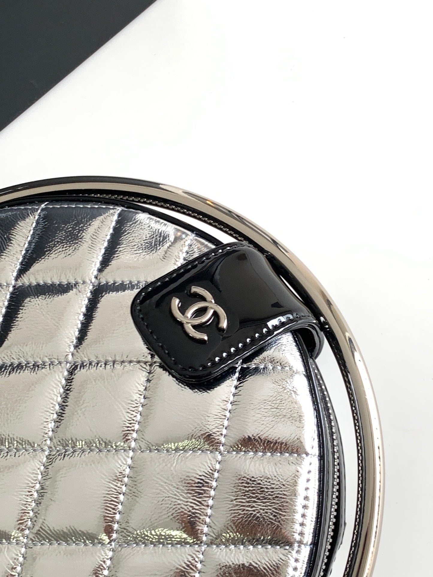 Sac à chaîne CC 22 EARTH GLOBE ORB en cuir de veau argenté