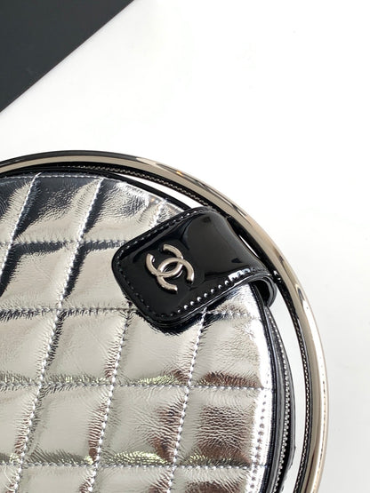 Sac à chaîne CC 22 EARTH GLOBE ORB en cuir de veau argenté