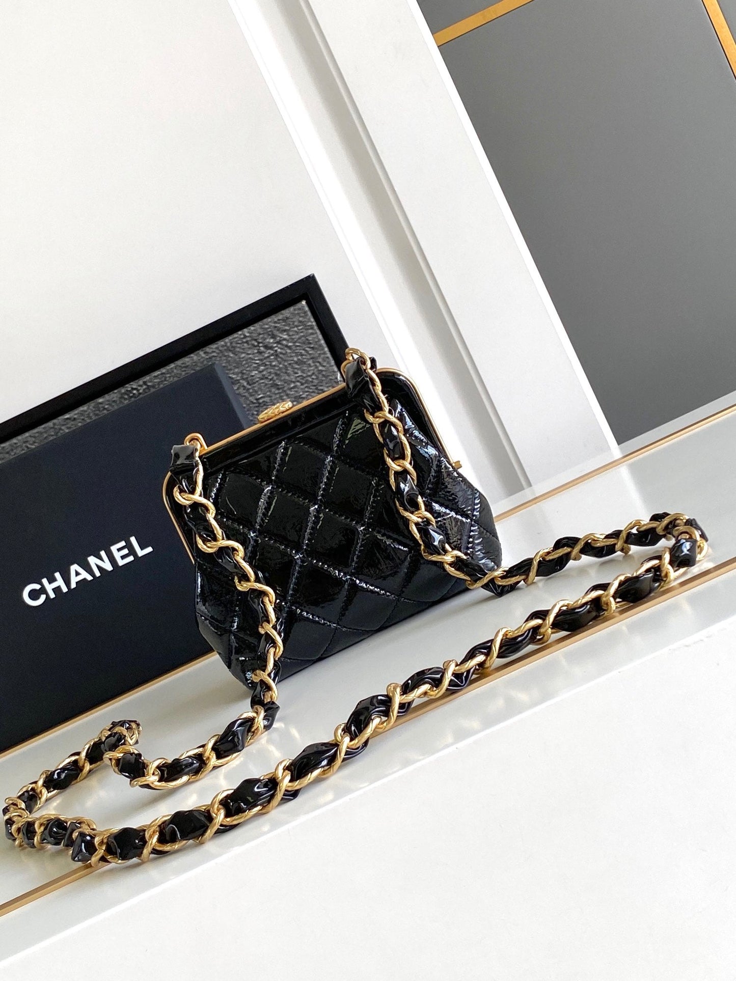 Pochette CC MINI 13 avec bandoulière en cuir d'agneau noir et nœud rose