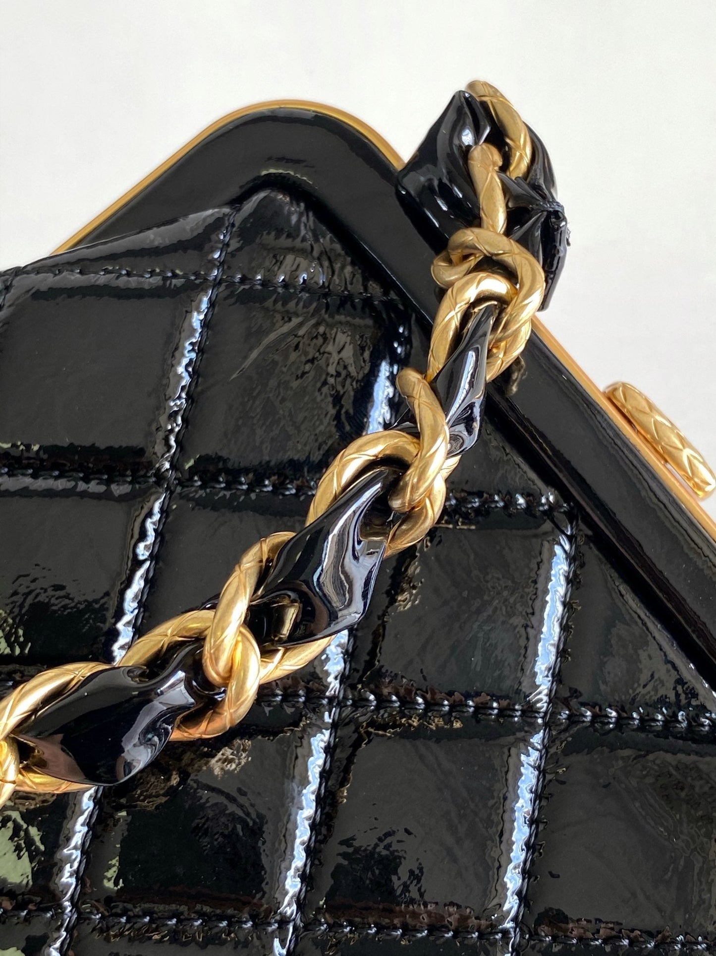 Pochette CC MINI 13 avec bandoulière en cuir d'agneau noir et nœud rose