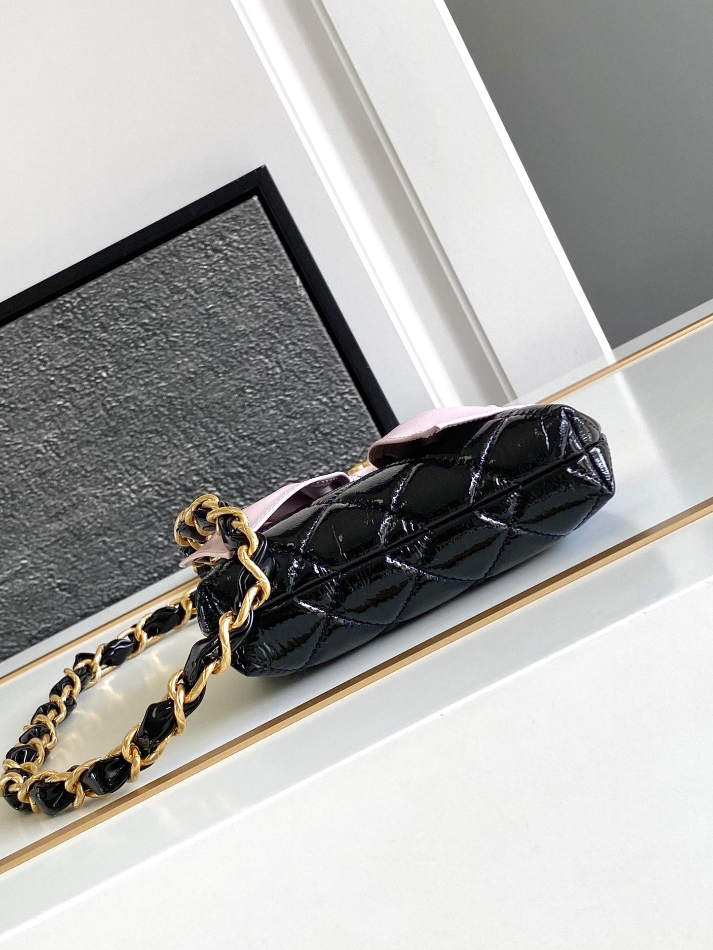 Pochette CC MINI 13 avec bandoulière en cuir d'agneau noir et nœud rose