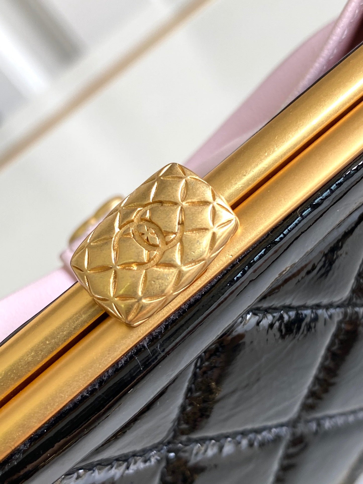 Pochette CC MINI 13 avec bandoulière en cuir d'agneau noir et nœud rose