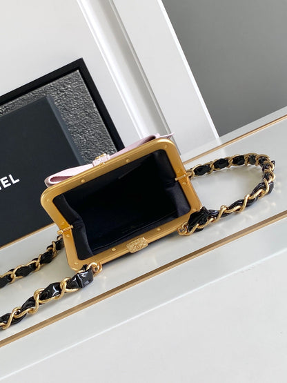 Pochette CC MINI 13 avec bandoulière en cuir d'agneau noir et nœud rose