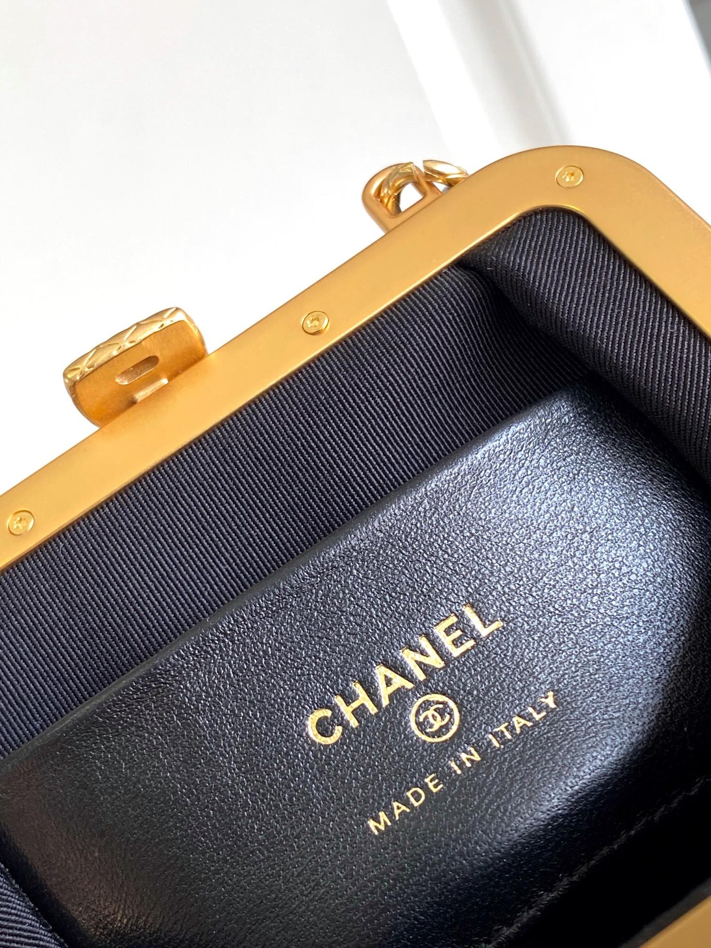 Pochette CC MINI 13 avec bandoulière en cuir d'agneau noir et nœud rose