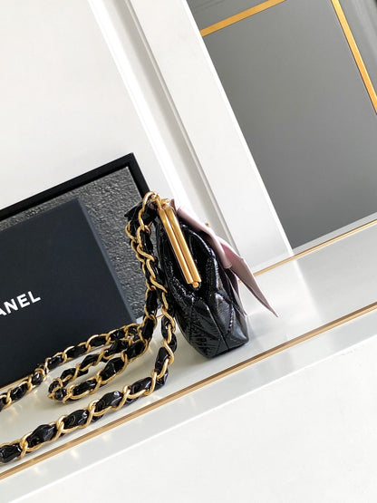 Pochette CC MINI 13 avec bandoulière en cuir d'agneau noir et nœud rose