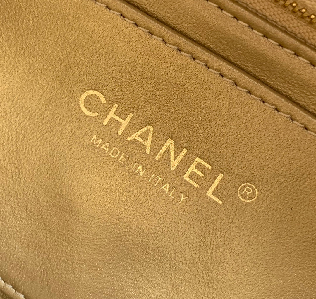 Sac taille CC 24 en cuir de veau blanc avec chaîne en perles et accessoires dorés