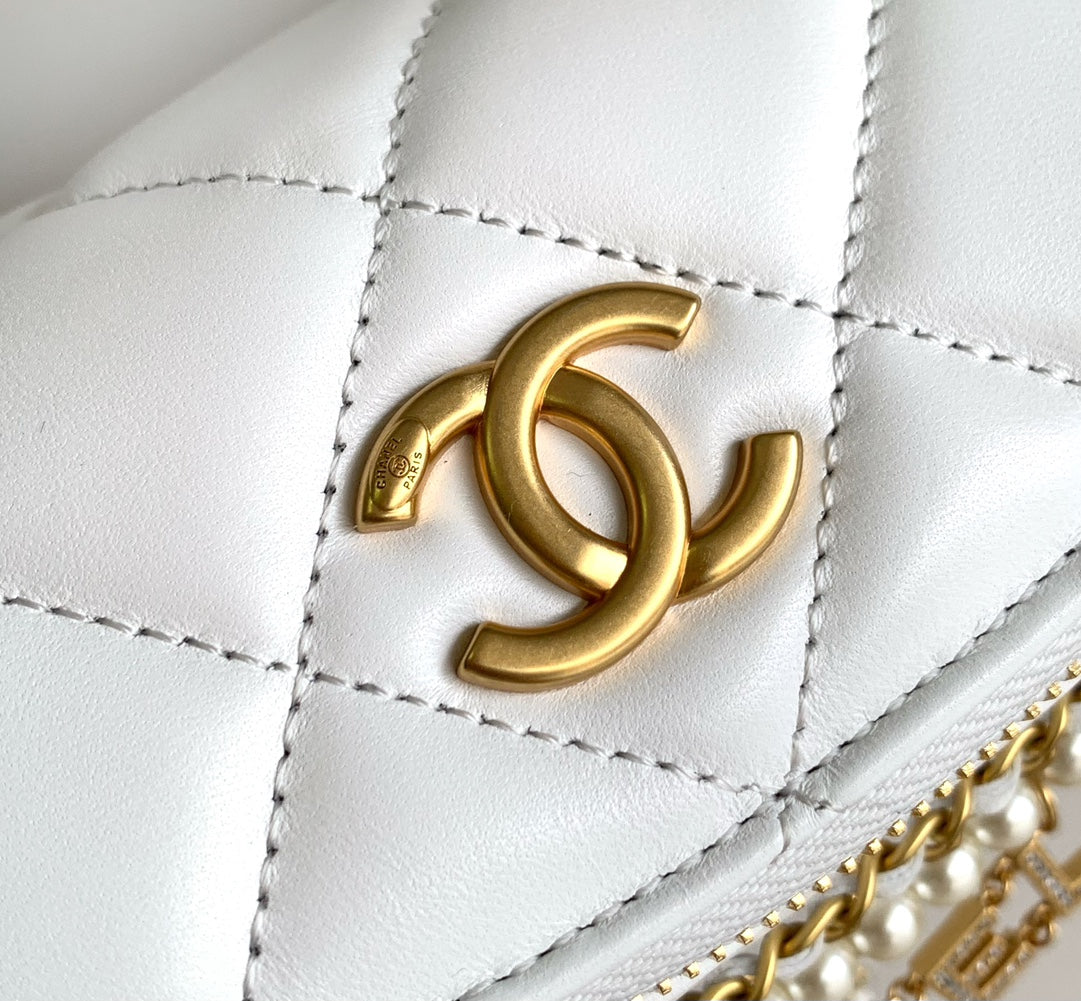 Sac taille CC 24 en cuir de veau blanc avec chaîne en perles et accessoires dorés