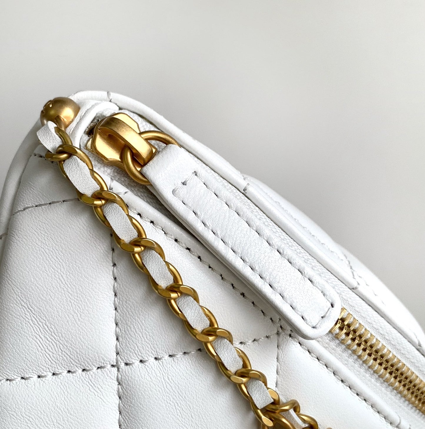 Sac taille CC 24 en cuir de veau blanc avec chaîne en perles et accessoires dorés