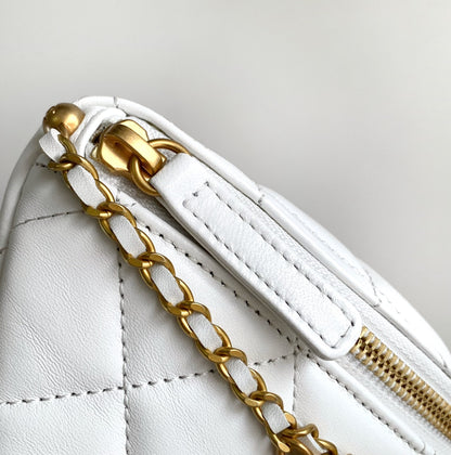 Sac taille CC 24 en cuir de veau blanc avec chaîne en perles et accessoires dorés