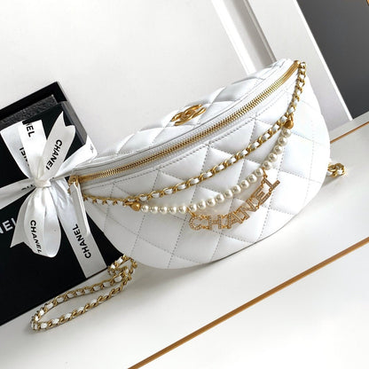 Sac taille CC 24 en cuir de veau blanc avec chaîne en perles et accessoires dorés
