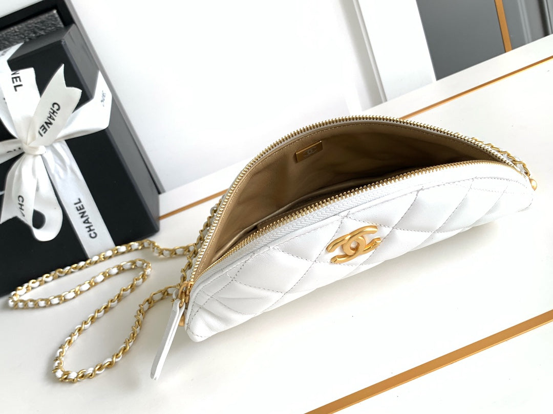 Sac taille CC 24 en cuir de veau blanc avec chaîne en perles et accessoires dorés