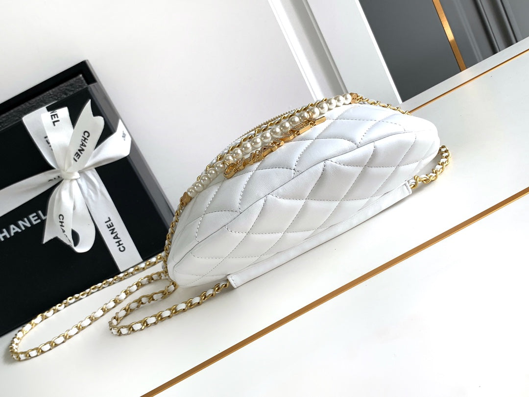 Sac taille CC 24 en cuir de veau blanc avec chaîne en perles et accessoires dorés