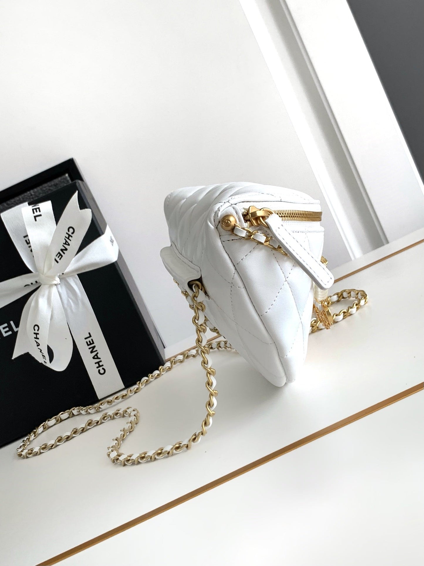Sac taille CC 24 en cuir de veau blanc avec chaîne en perles et accessoires dorés