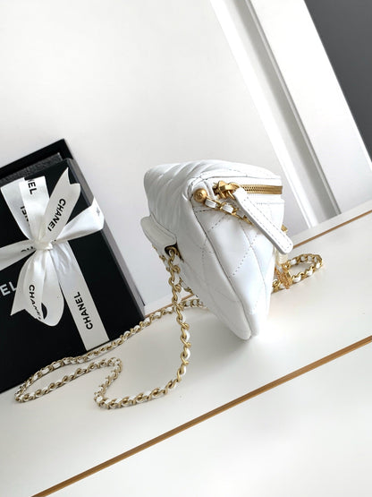 Sac taille CC 24 en cuir de veau blanc avec chaîne en perles et accessoires dorés