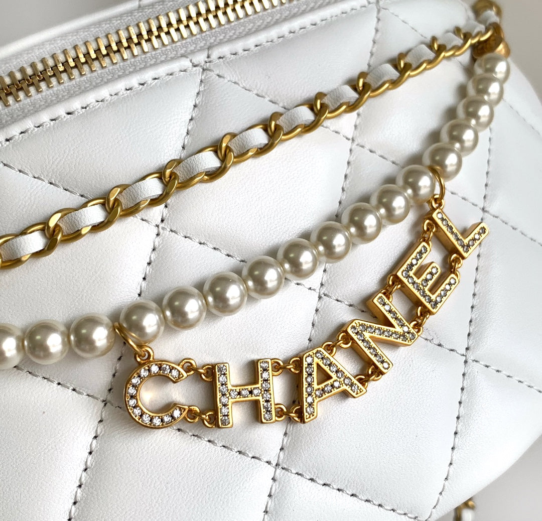 Sac taille CC 24 en cuir de veau blanc avec chaîne en perles et accessoires dorés