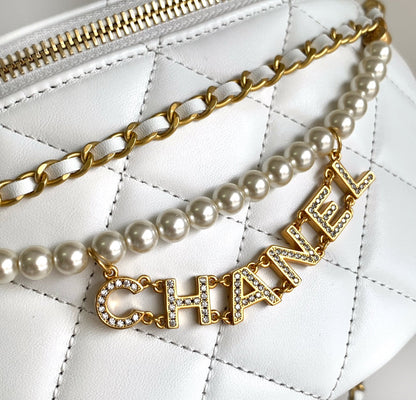 Sac taille CC 24 en cuir de veau blanc avec chaîne en perles et accessoires dorés