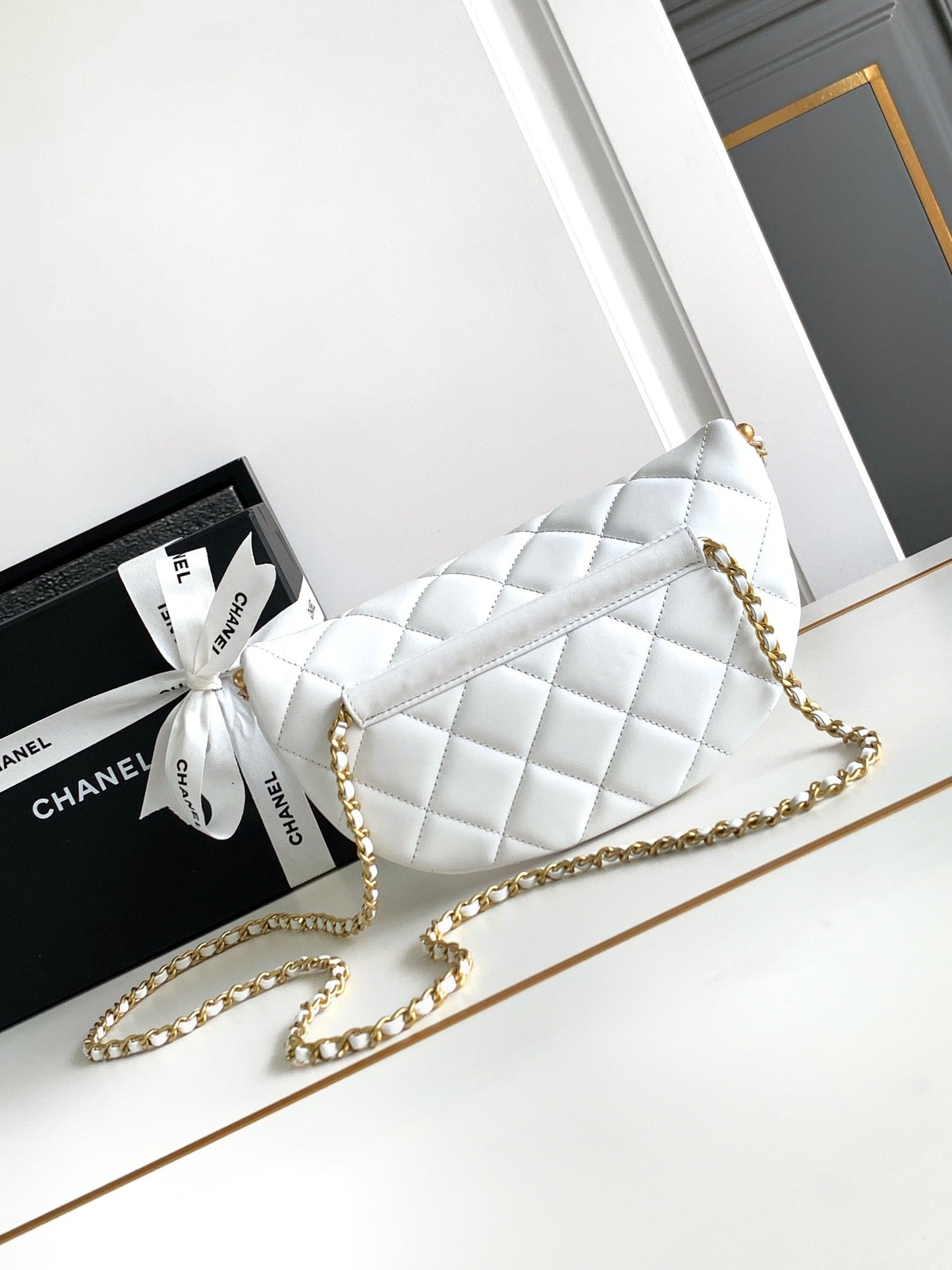 Sac taille CC 24 en cuir de veau blanc avec chaîne en perles et accessoires dorés