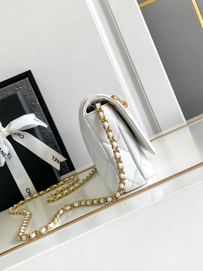 Sac à rabat classique CC Medium 27 en cuir de veau blanc avec chaîne en perles